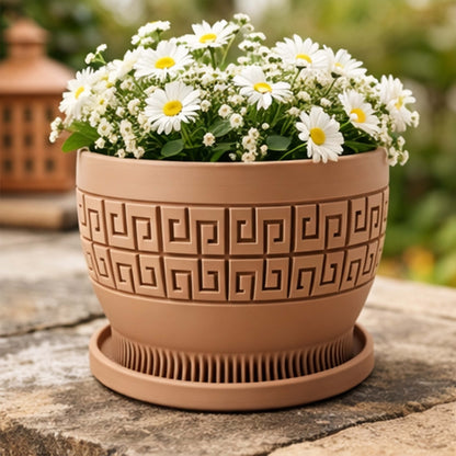 Ghiveci decorativ Atena din plastic, cu design inspirat din motive grecești, prezentat cu plantă verde într-un decor interior modern.