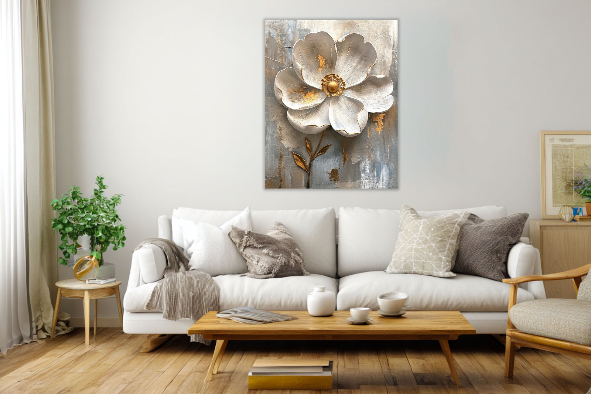 Tablou floral canvas cu floare albă și accente aurii, amplasat într-un living modern