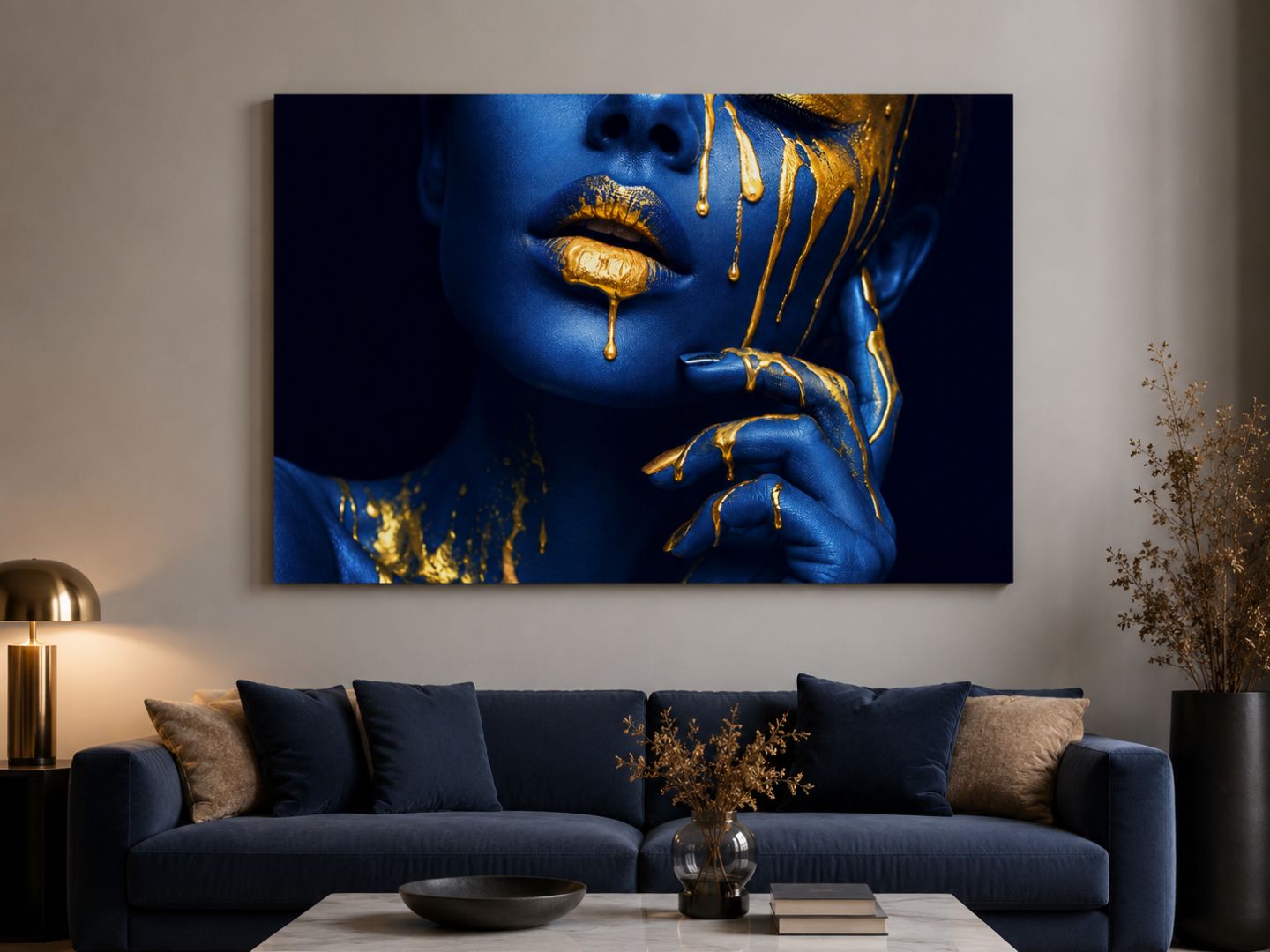 Tablou canvas albastru și auriu expus frontal într-un living modern cu canapea bleumarin