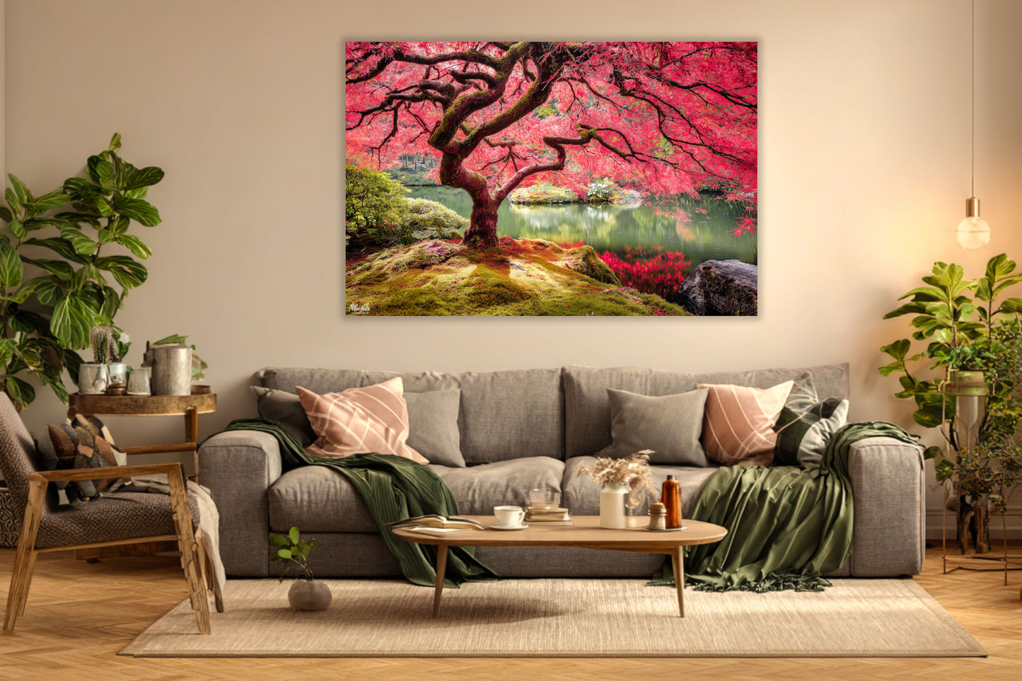 Tablou canvas de mari dimensiuni cu arțar japonez vibrant, expus pe un perete bej deasupra unei canapele gri într-un living modern.